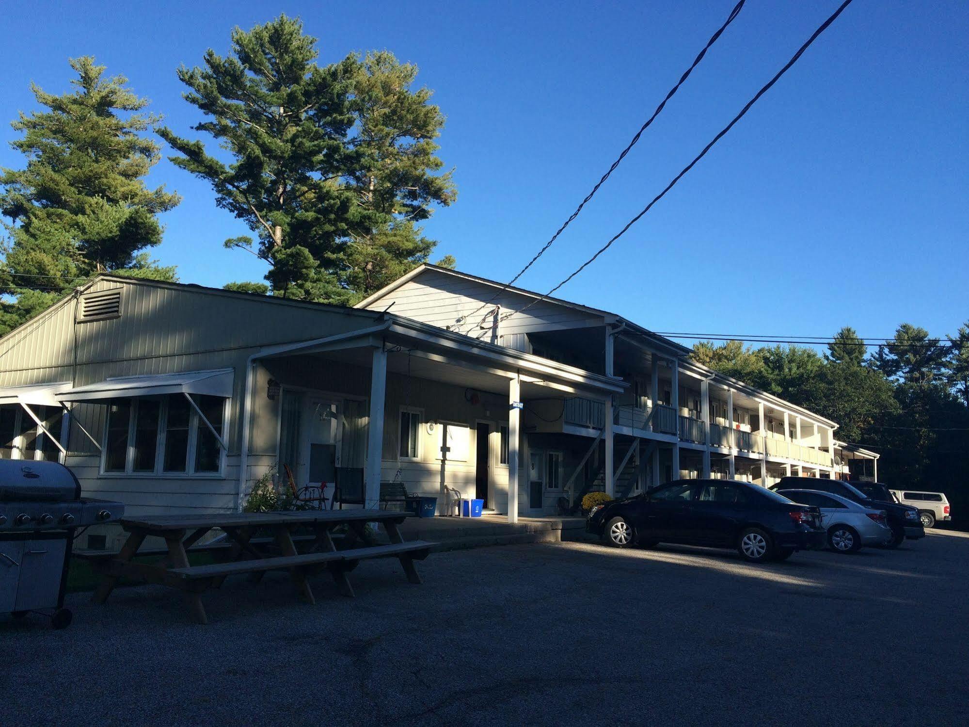 Pinedale Inn Gravenhurst Exterior photo
