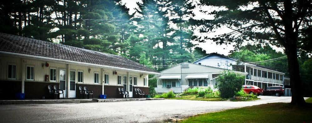 Pinedale Inn Gravenhurst Exterior photo